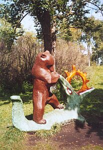  Объект отдыха с деревянной садовой скульптурой: медведь разрывает пасть крокодилу 