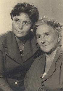 Эмми Гольдакер с мамой, Фото Радио Свобода 